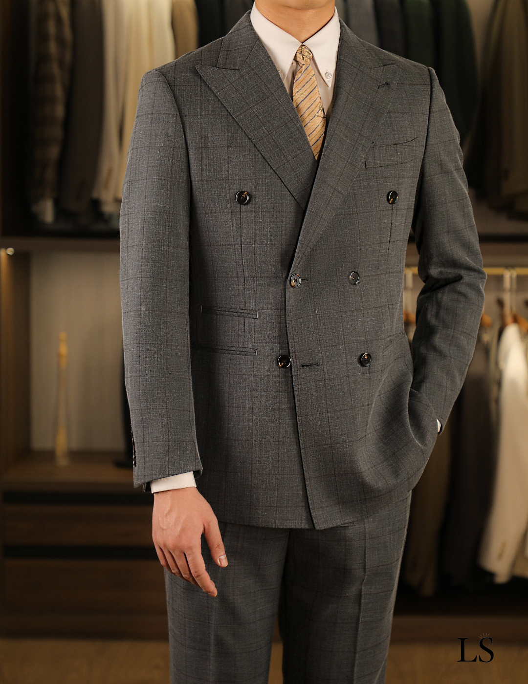 Traje cruzado gris ventana