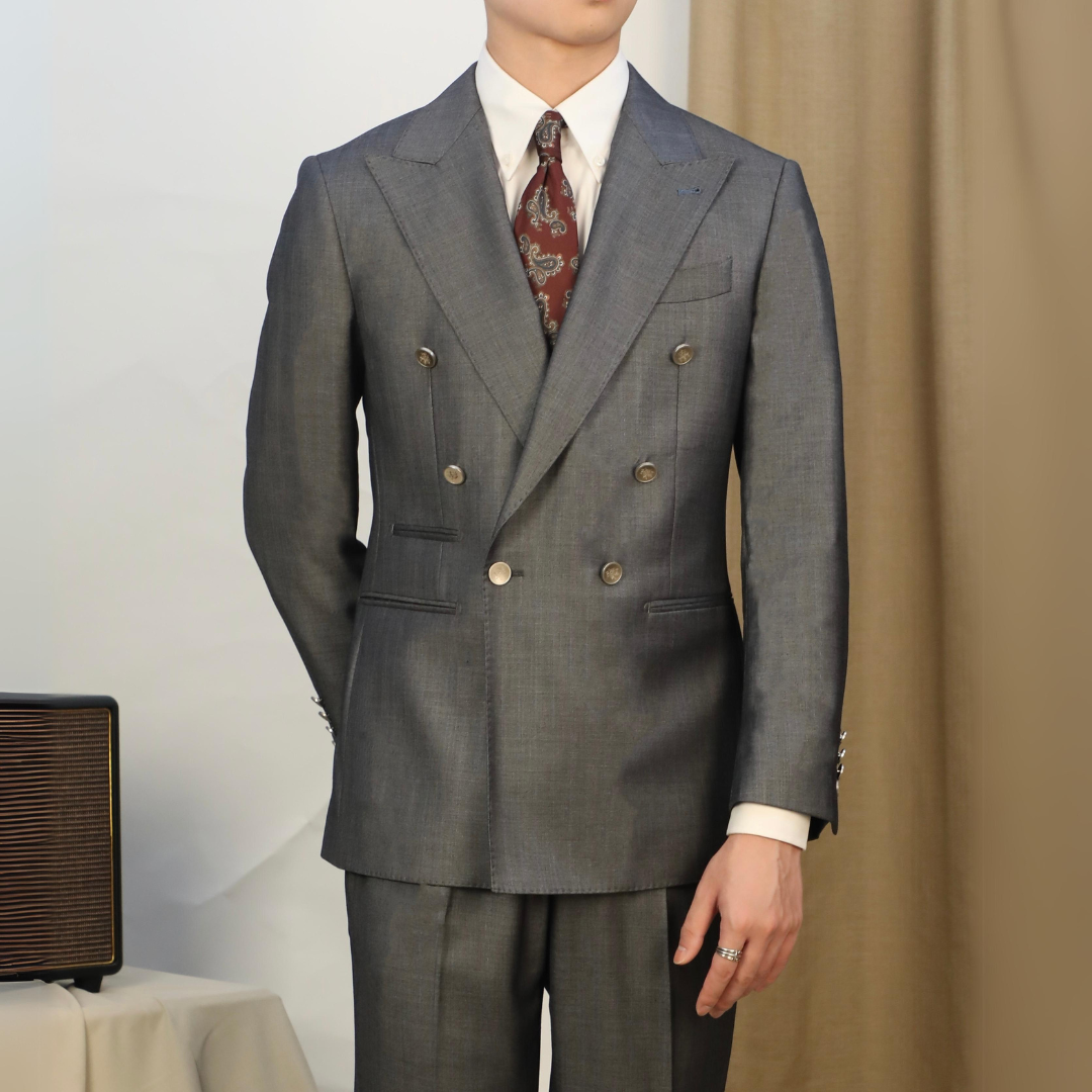Traje gris de doble botonadura con solapa de pico