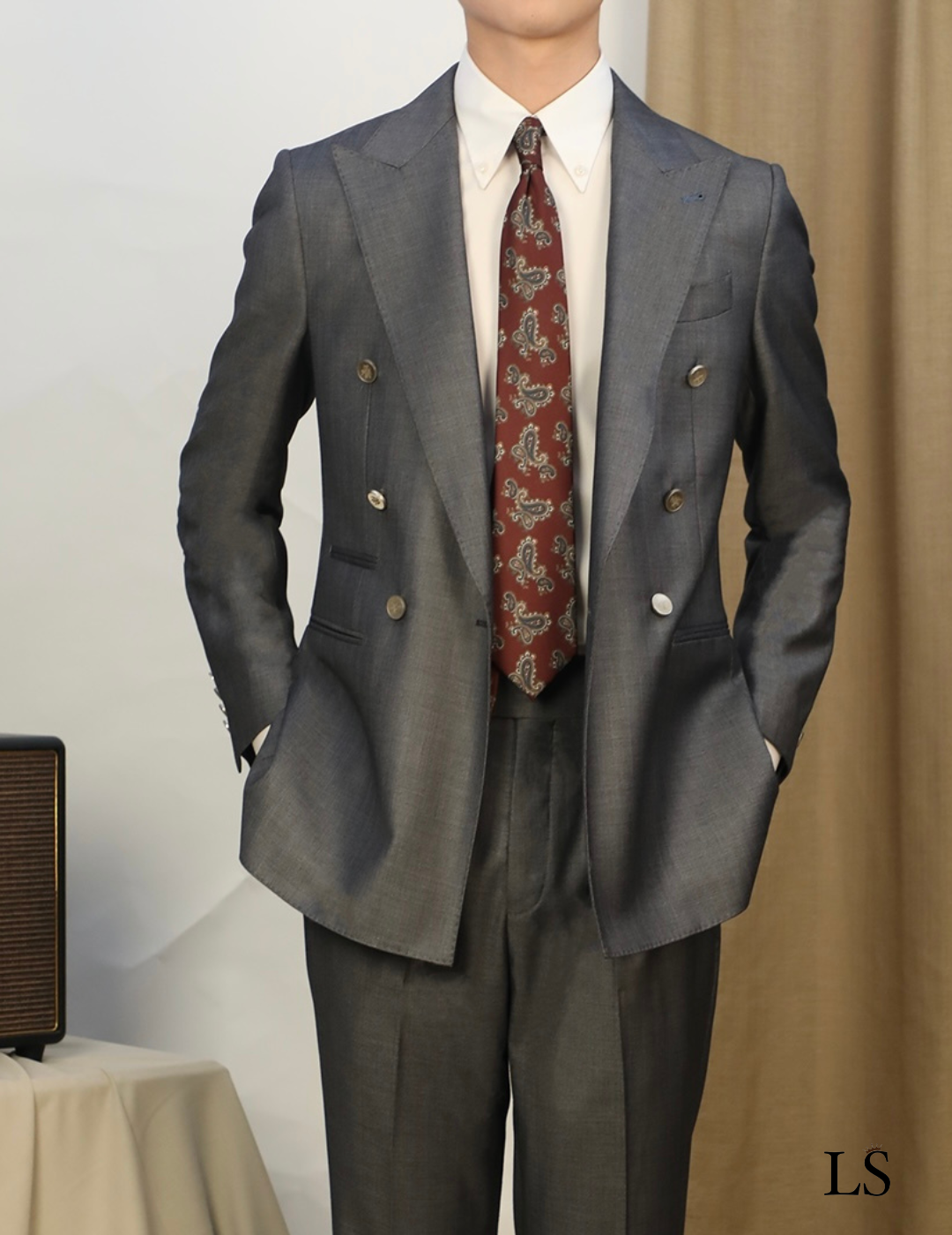 Traje gris de doble botonadura con solapa de pico