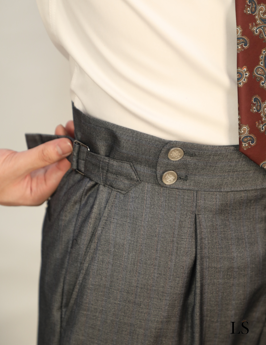 Traje gris de doble botonadura con solapa de pico