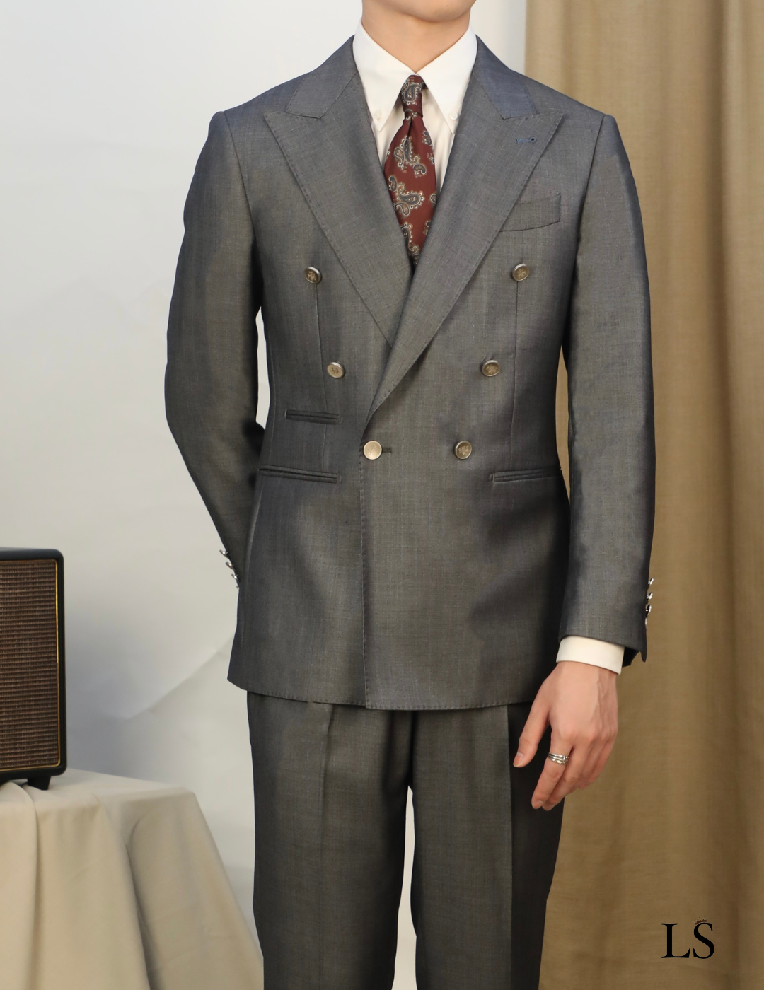 Traje gris de doble botonadura con solapa de pico