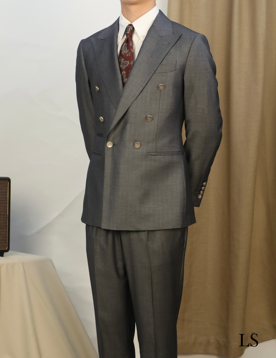 Traje gris de doble botonadura con solapa de pico