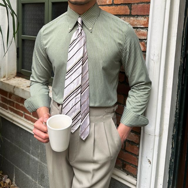 Camisa con cuello de punta de baño