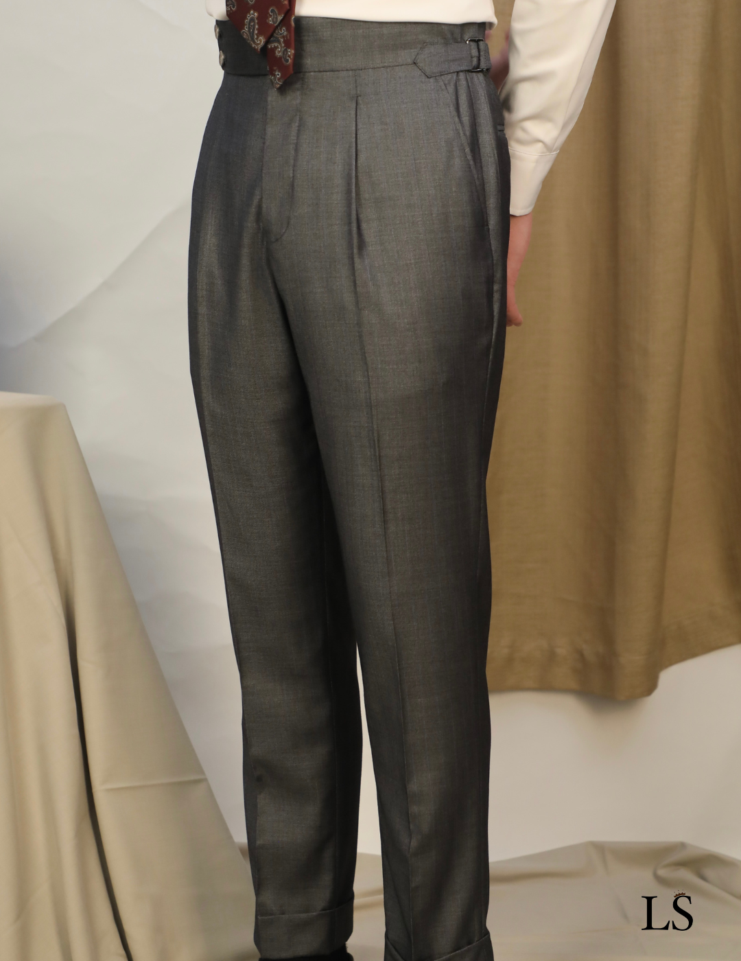 Traje gris de doble botonadura con solapa de pico
