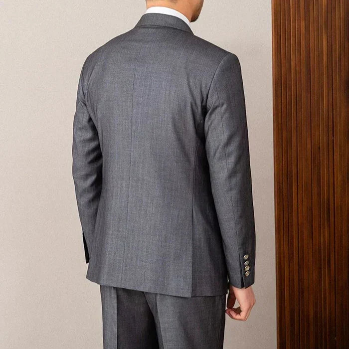 Traje gris de doble botonadura con solapa de pico