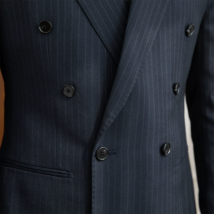 Blazer azul de risca de giz com abotoamento duplo