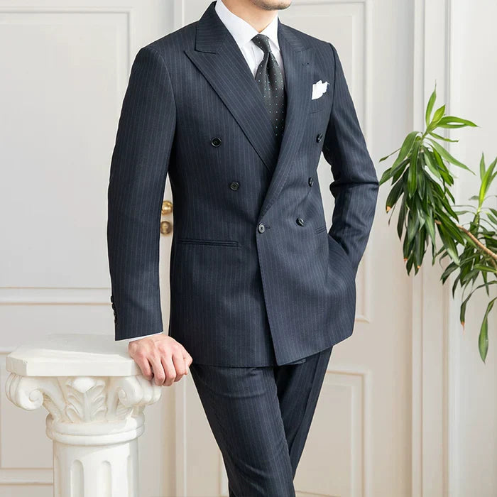 Blazer azul de risca de giz com abotoamento duplo