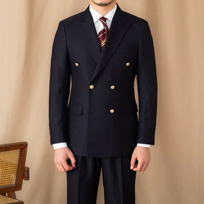 Traje superpuesto con botones dorados