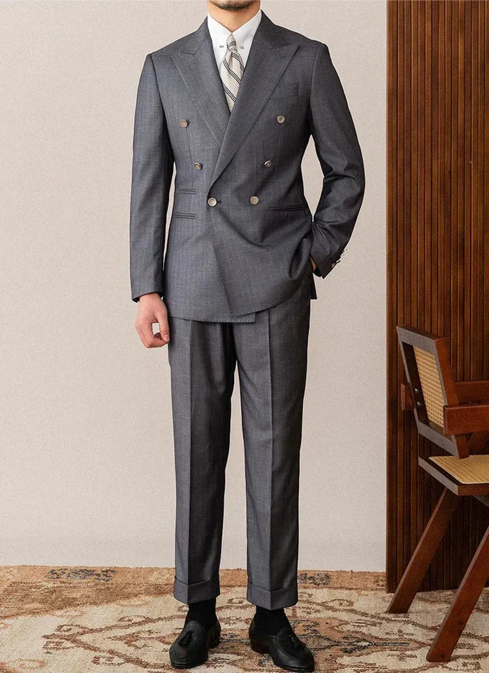 Traje gris de doble botonadura con solapa de pico