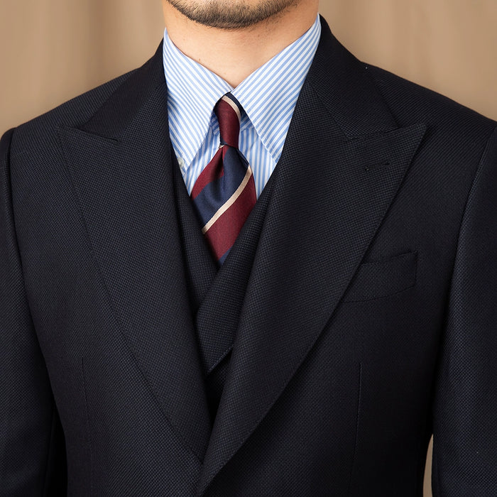Traje británico negro de dos botones