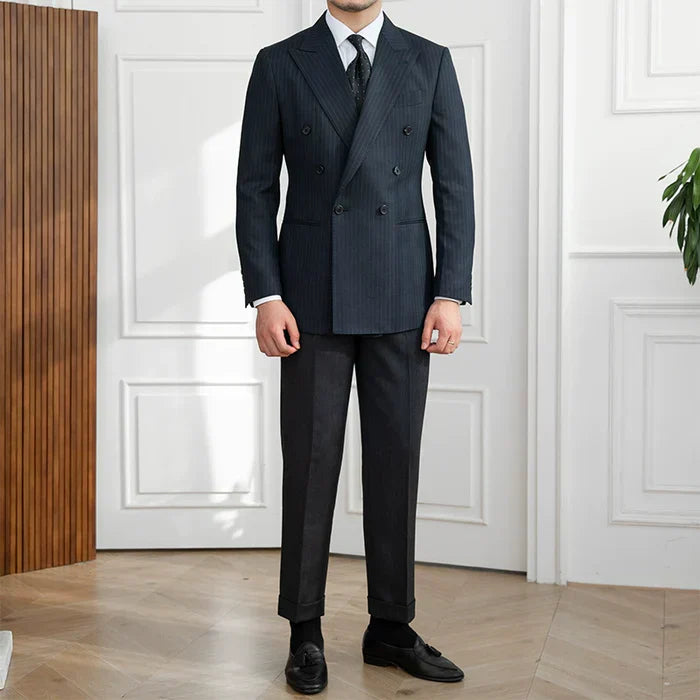 Blazer azul de risca de giz com abotoamento duplo