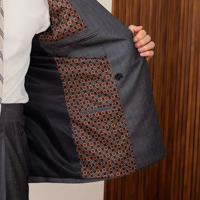 Traje gris de doble botonadura con solapa de pico