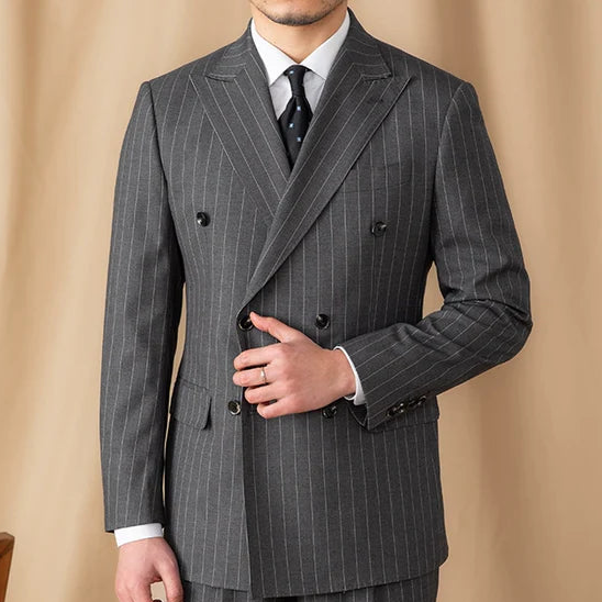 Blazer cinza risca de giz com abotoamento duplo