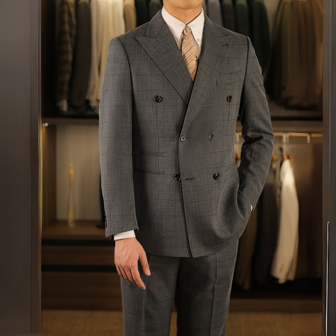 Traje cruzado gris ventana