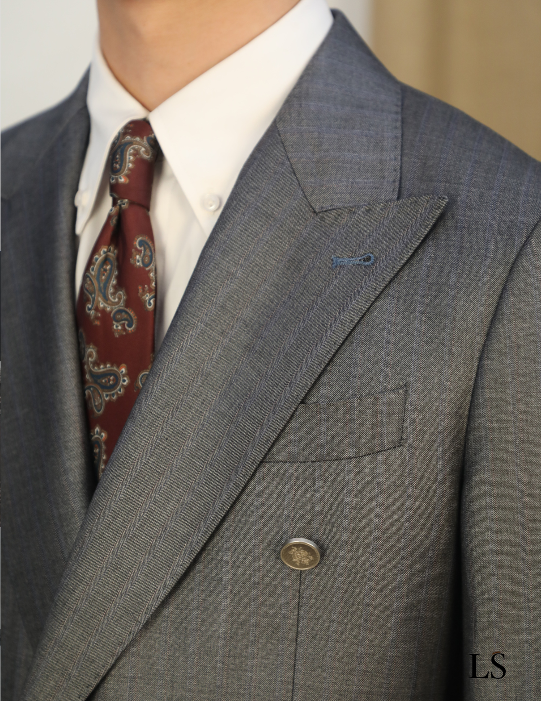 Traje gris de doble botonadura con solapa de pico 