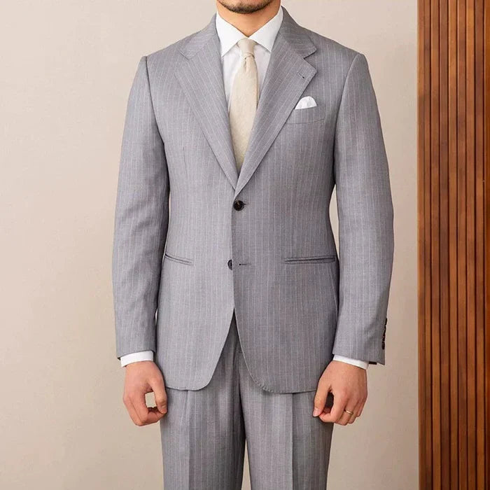 Traje de raya diplomática de dos botones con solapa con muesca en gris