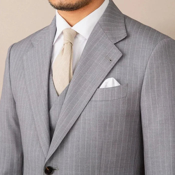 Traje de raya diplomática de dos botones con solapa con muesca en gris
