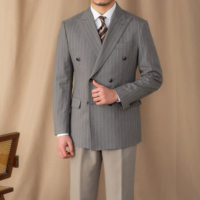 Blazer cinza risca de giz com abotoamento duplo