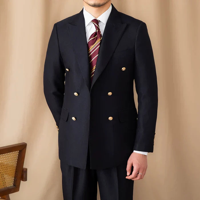Traje superpuesto con botones dorados