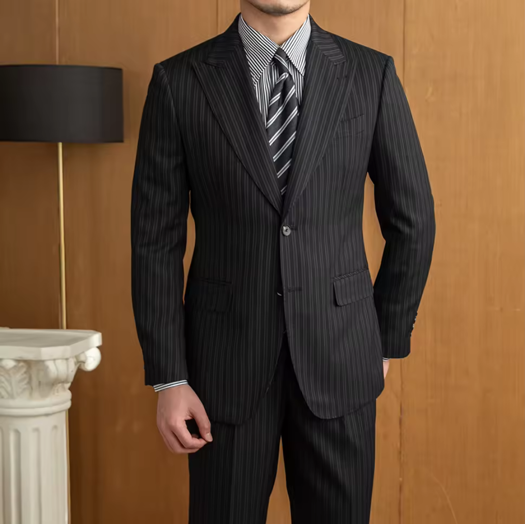 Traje de dos botones a rayas gris oscuro