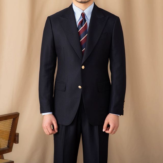 Traje británico negro de dos botones