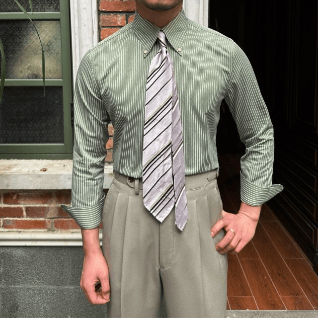 Camisa con cuello de punta de baño